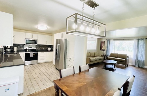 Eastgate House | Cheerful 5B house/large yard/garage