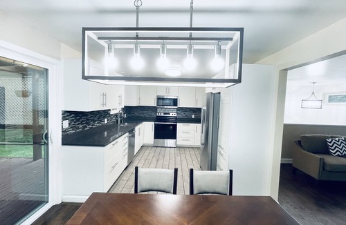 Eastgate House | Cheerful 5B house/large yard/garage