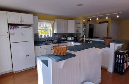 Town of Ledyard Cottage | Cheerful and Charming 4 BR/3BA Cottage by the Lake