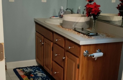 Bloomfield House | Cheerful and Tranquil Master Suite with Free parking