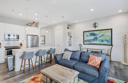 Rockport Condo | Cheerful bayfront condo with infinity pool, scenic patio, & W/D - fishing nearby