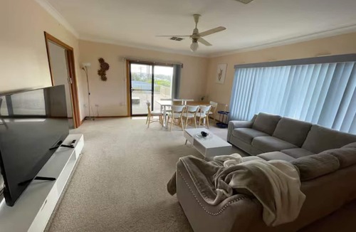 Redhead House | Cheerful beach house at redhead beach