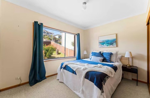 Redhead House | Cheerful beach house at redhead beach