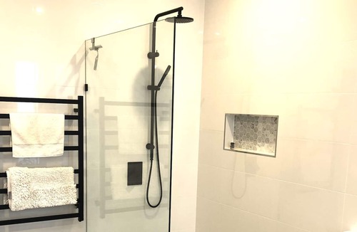 Beaumaris House | Cheerful Beachside home with a pool!