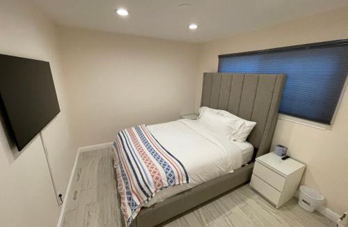Canoga Park House | Cheerful, Beautifully Remodeled, Modern, Comfortable Home