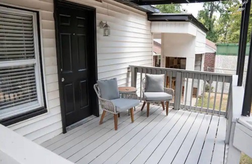 Benton House | Cheerful Boho Stay - Minutes From Hospital