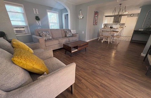 Bronson House | Cheerful Bronson Cutien