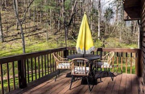 South Bloomingville Cabin | Cheerful Cabin, Games, Hottub, Swings, and Fun!