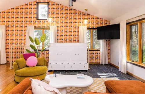 South Bloomingville Cabin | Cheerful Cabin, Games, Hottub, Swings, and Fun!