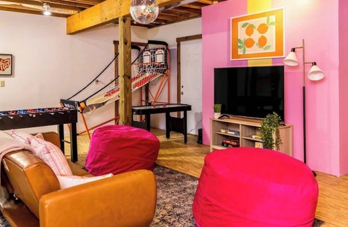 South Bloomingville Cabin | Cheerful Cabin, Games, Hottub, Swings, and Fun!