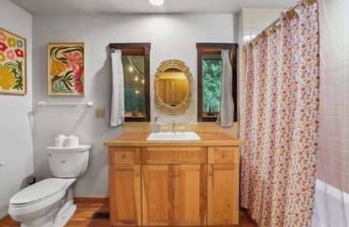South Bloomingville Cabin | Cheerful Cabin, Games, Hottub, Swings, and Fun!