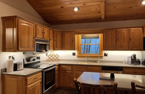 Blissfield Cabin | Cheerful cabin with cozy indoor fireplace