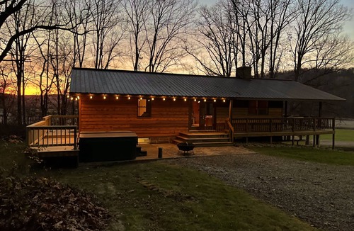 Blissfield Cabin | Cheerful cabin with cozy indoor fireplace