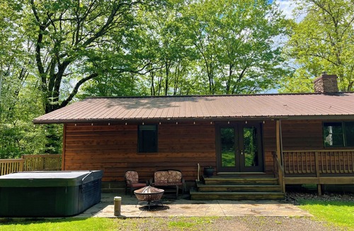 Blissfield Cabin | Cheerful cabin with cozy indoor fireplace