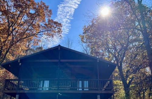 Blissfield Cabin | Cheerful cabin with cozy indoor fireplace