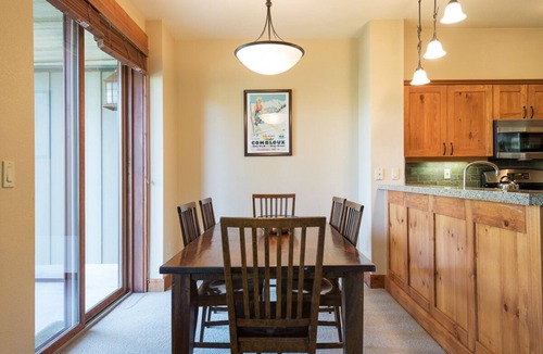 Crooked Pines Condo | Cheerful Condo with Mountain Views! Community Hot Tub!