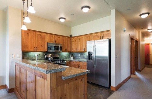 Crooked Pines Condo | Cheerful Condo with Mountain Views! Community Hot Tub!