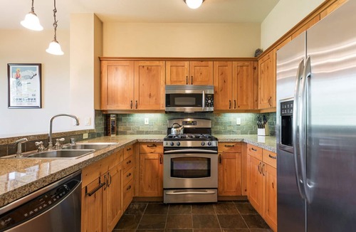 Crooked Pines Condo | Cheerful Condo with Mountain Views! Community Hot Tub!