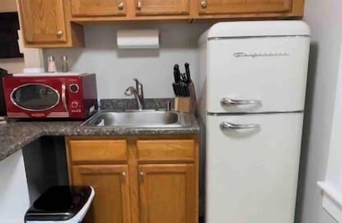 Edgecomb Cottage | Cheerful Cottage Close to Everything 13