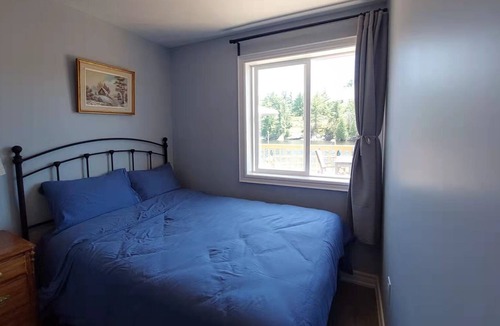 Byng Inlet Cottage | Cheerful Cottage & Great Waterfront View