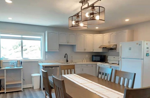Byng Inlet Cottage | Cheerful Cottage & Great Waterfront View