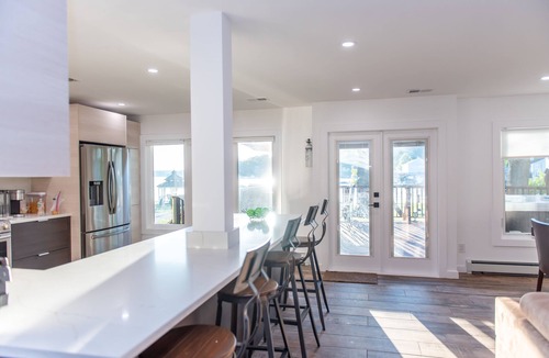 Lake Hopatcong Cottage | Cheerful Cottage with hot tub