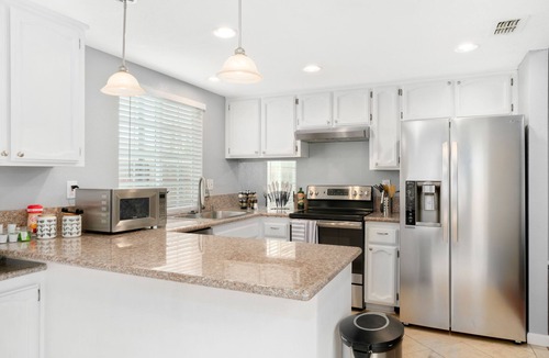 Southwestern Sacramento House | Cheerful gateway with pool and hot tub