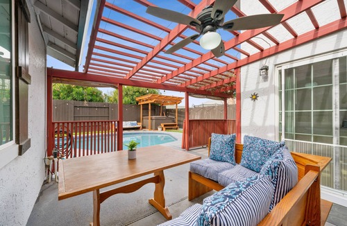 Southwestern Sacramento House | Cheerful gateway with pool and hot tub