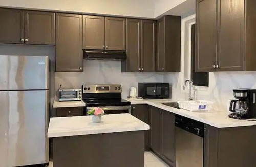 Brantford House | Cheerful home/Brantford college