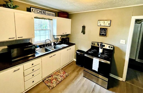 Gadsden House | ★ Cheerful Home Close to everything in Gadsden. ★