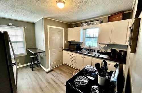 Gadsden House | ★ Cheerful Home Close to everything in Gadsden. ★