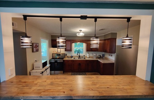 Campbellsville House | Cheerful Home w/Fireplace