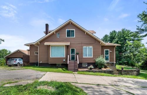 New Kensington House | Cheerful Home with Fire Pit where Sleeps 8