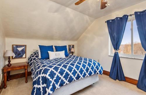 New Kensington House | Cheerful Home with Fire Pit where Sleeps 8