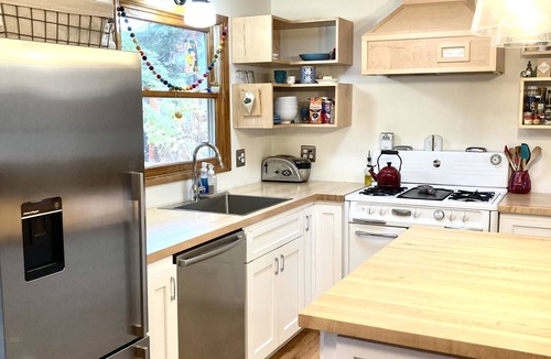 Brentwood-Darlington House | Cheerful House with awesome yard!