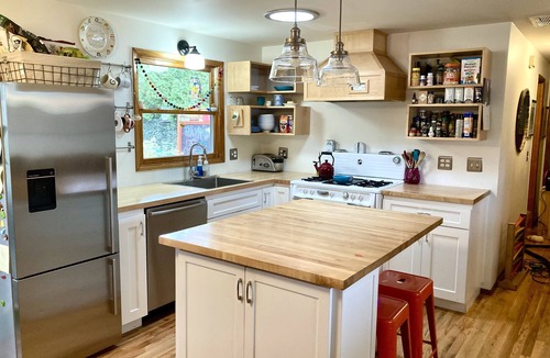 Brentwood-Darlington House | Cheerful House with awesome yard!