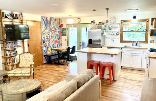 Brentwood-Darlington House | Cheerful House with awesome yard!