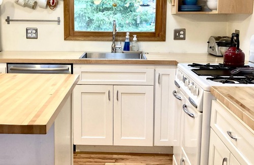 Brentwood-Darlington House | Cheerful House with awesome yard!