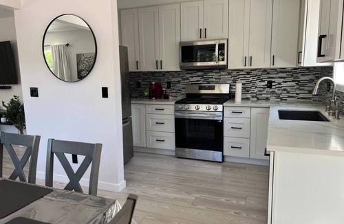 Clarkdale House | Cheerful house with EV, Parking & backyard