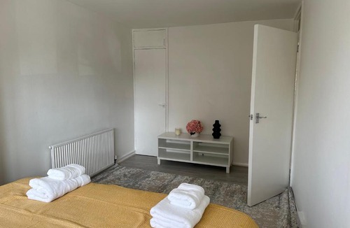 Canning Town House | Cheerful Kingsize room single use