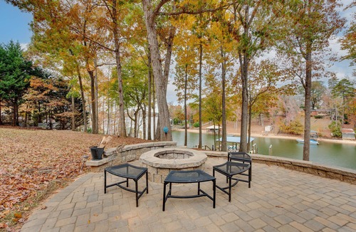 Bowling Green House | Cheerful Lake Wylie Home with Fire Pit!
