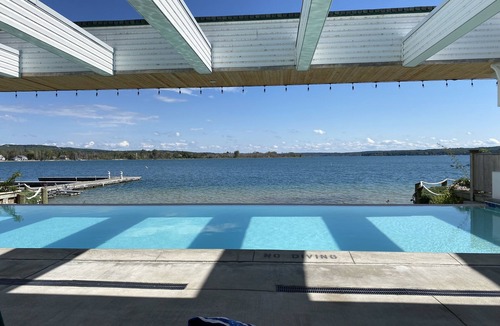Onekama Condo | Cheerful Lakefront Condo Between 2 Lakes