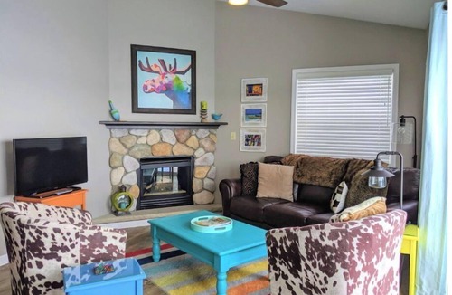 Onekama Condo | Cheerful Lakefront Condo Between 2 Lakes