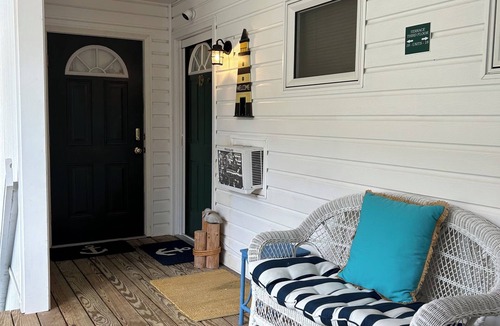 Onekama Condo | Cheerful Lakefront Condo Between 2 Lakes