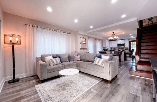 Glenside House | Cheerful & Modern Home w/a Walkout Deck Area