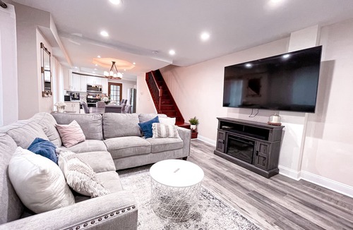 Glenside House | Cheerful & Modern Home w/a Walkout Deck Area