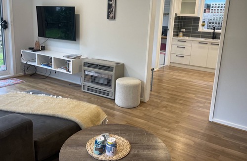 Bonbeach Villa | Cheerful, modern, private unit - 5 min to the beach