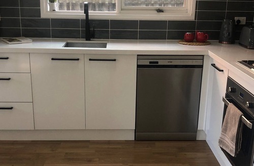 Bonbeach Villa | Cheerful, modern, private unit - 5 min to the beach