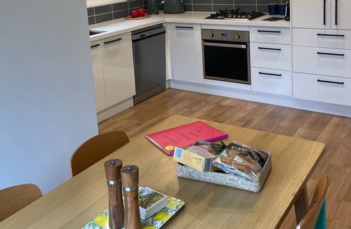 Bonbeach Villa | Cheerful, modern, private unit - 5 min to the beach