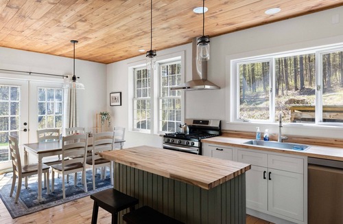 Moretown Cottage | Cheerful Mountain Cottage